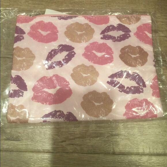 🎉1 hr sale 🎉Cosmetic bag 👄👄👄💋💋💋 - Picture 2 of 5